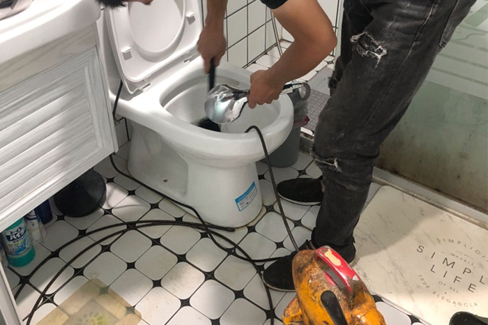 运粮湖管理区疏通下水道