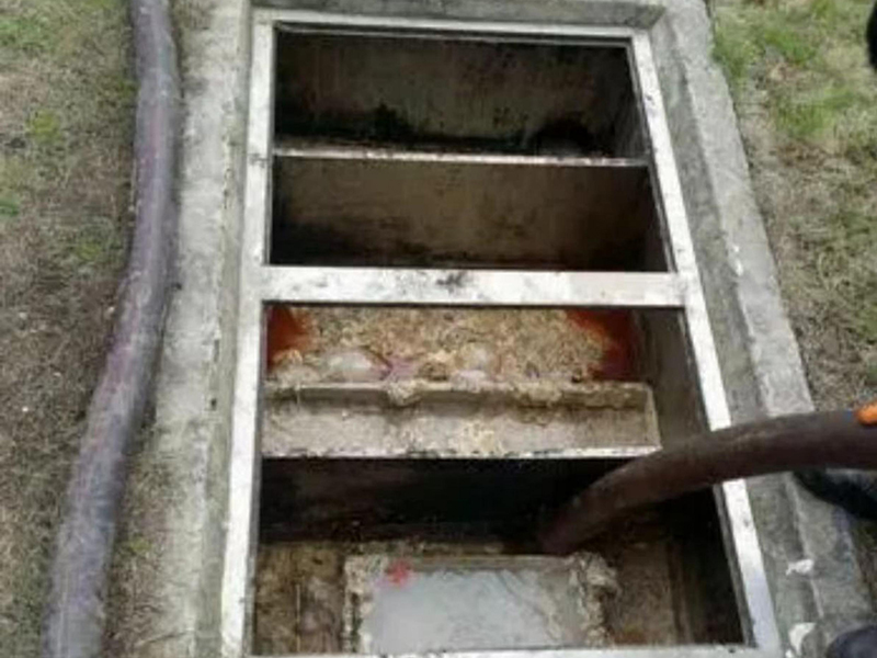 运粮湖管理区隔油池清理