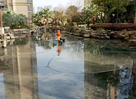 运粮湖管理区景观池淤泥清理