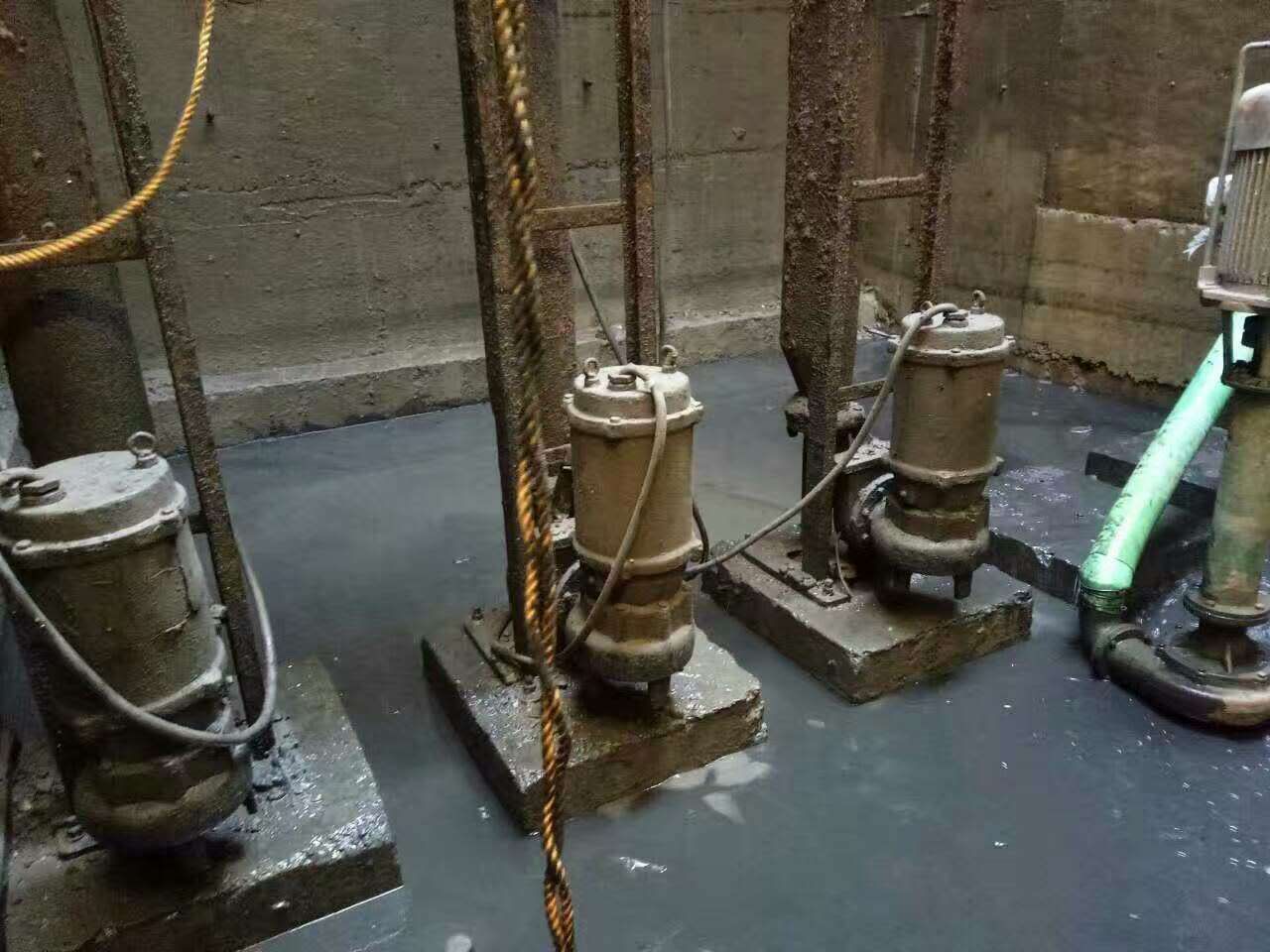 运粮湖管理区污水池清理