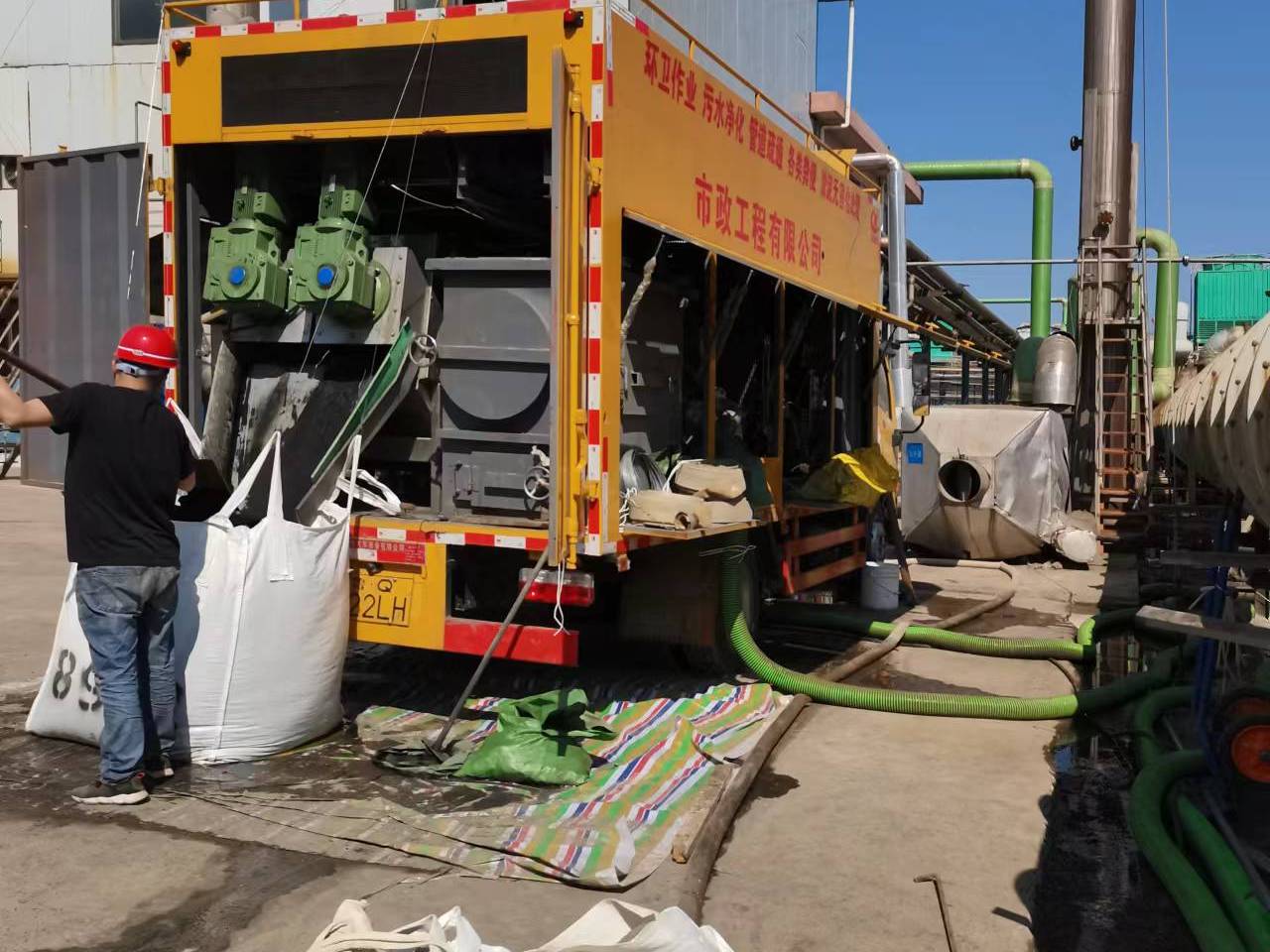 运粮湖管理区淤泥压干处理