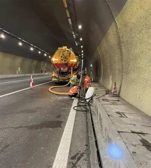 运粮湖管理区隧道排水渠清淤